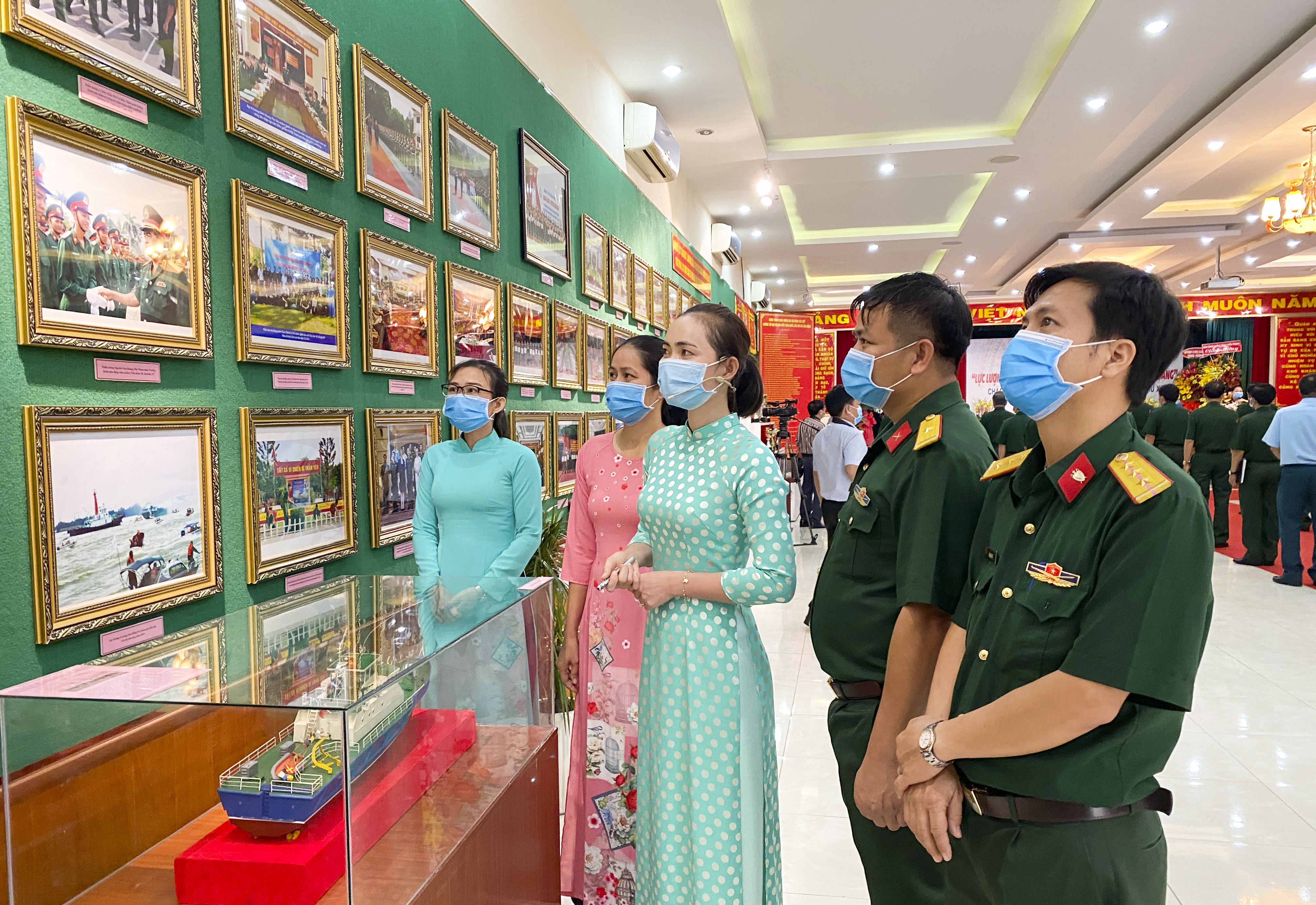 Triển lãm “LLVT Quân khu 7-Tự hào vững bước dưới cờ Đảng”
